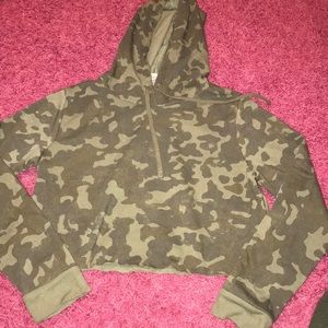 Camo cropped sweatshirt